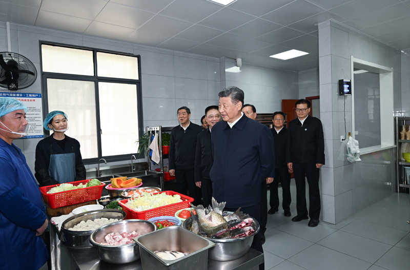 11月4日至6日，中共中央总书记、国家主席、中央军委主席习近平在湖北考察。这是5日上午，习近平在咸宁市嘉鱼县潘家湾镇四邑村养老服务驿站食堂考察。